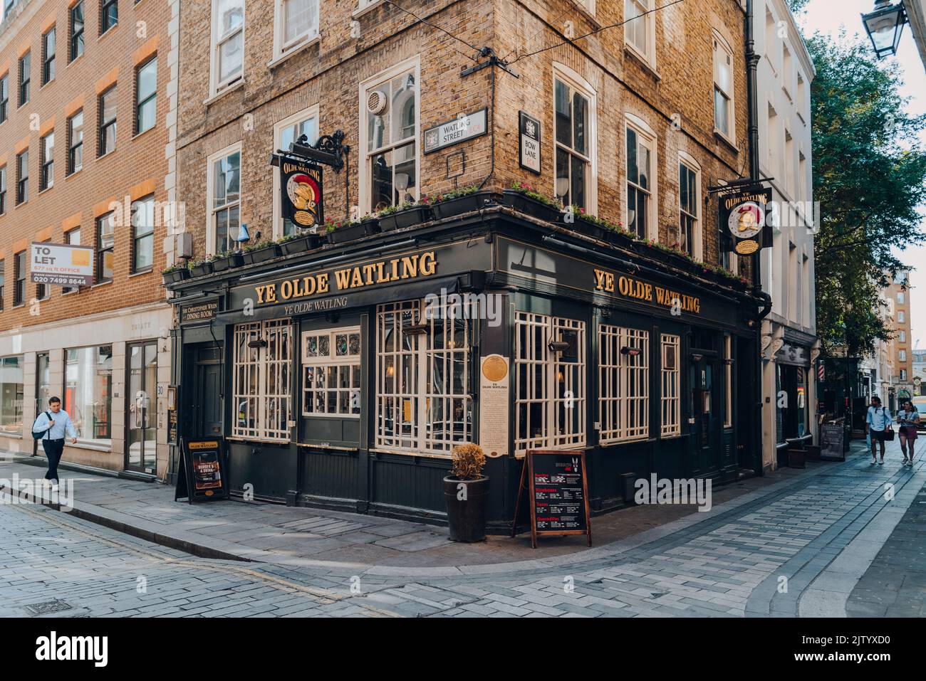 Londres, Royaume-Uni - 26 août 2022: Vue de Ye Olde Watling, un pub avec une histoire qui remonte au 17th siècle situé dans la ville de Londres. Banque D'Images