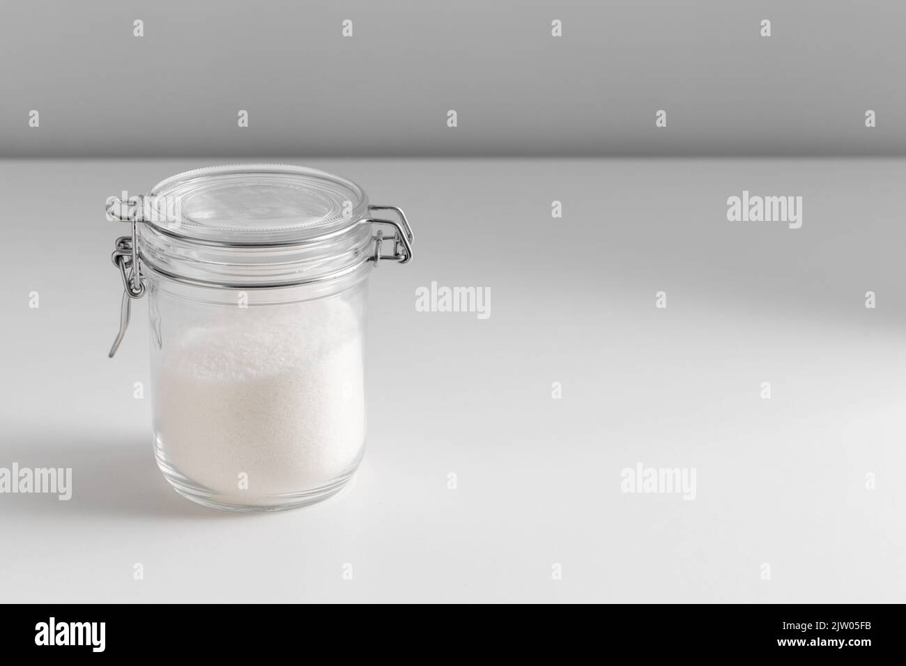 gros plan du pot en verre de sucre blanc sur la table Banque D'Images