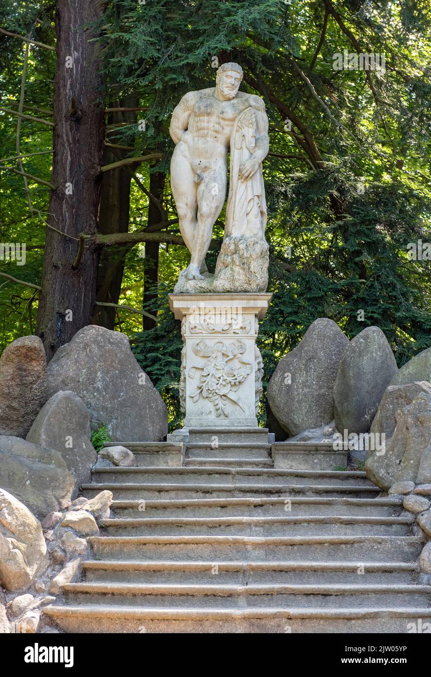 Farnese Hercules Sculpture, Azalea et Rhododendron Park Kromlau, Allemagne Banque D'Images