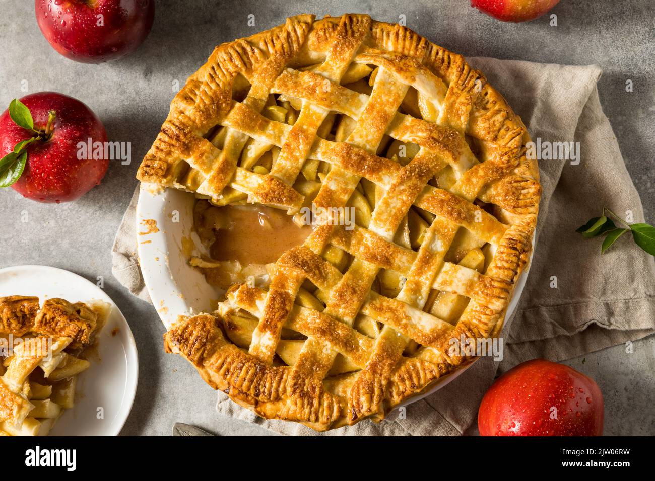 Tarte aux pommes sucrée américaine maison au sucre et à la cannelle Banque D'Images