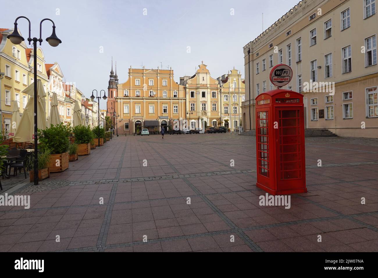 Red British Phone Box, Market Square, Opole, Pologne Banque D'Images