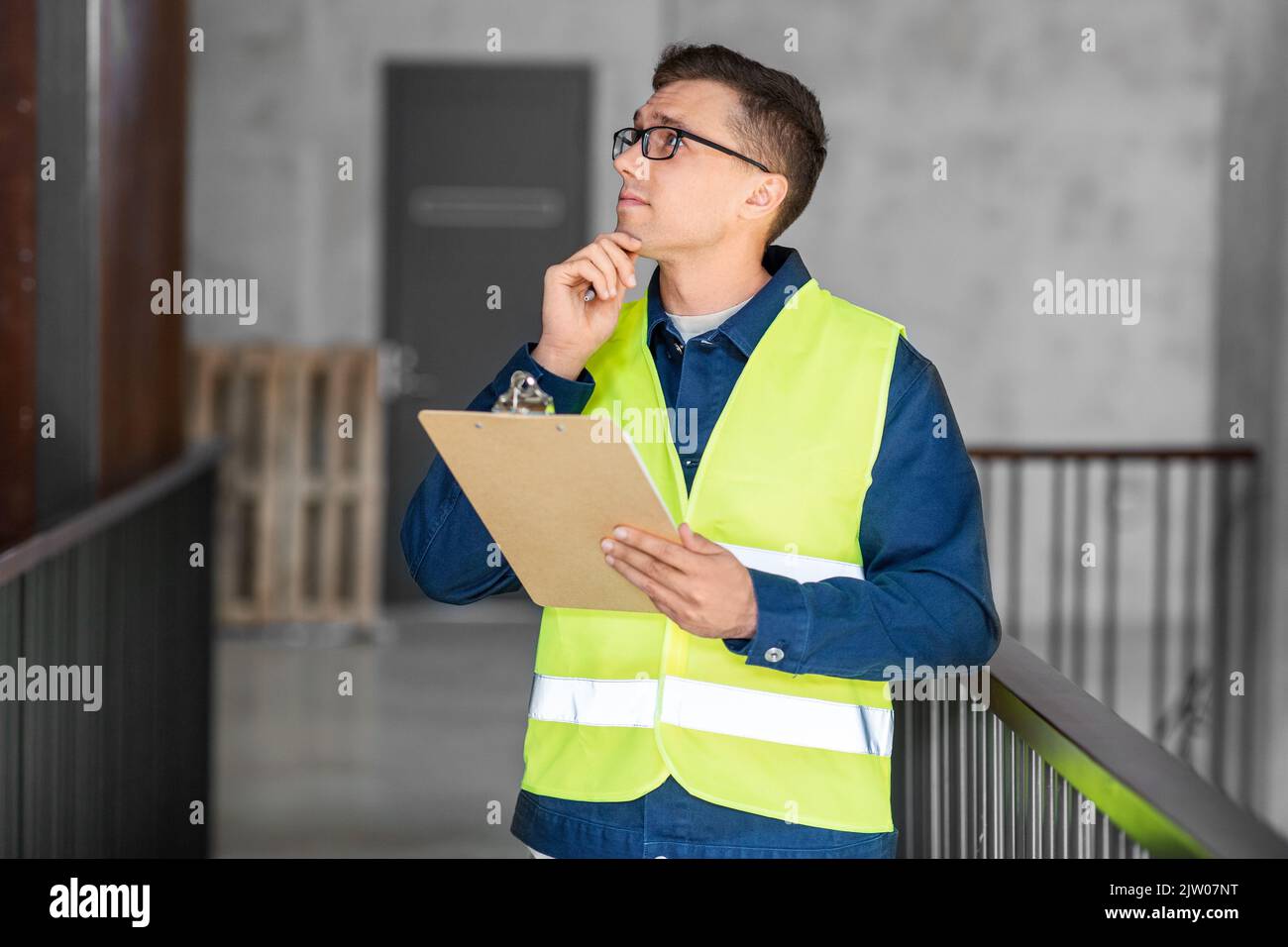 architecte masculin avec presse-papiers au bureau Banque D'Images