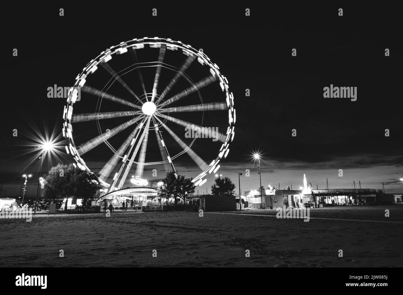 Italie, septembre 2022 : vue sur la grande roue de Rimini avec toutes les lumières colorées près de la plage de la Riviera Romagnola Banque D'Images