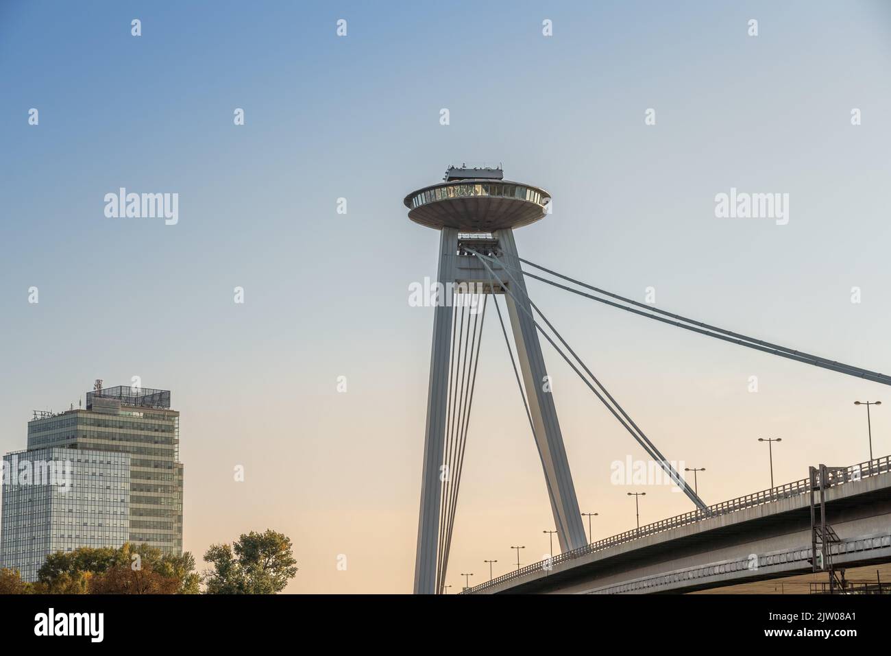 Pont SNP et tour OVNI au coucher du soleil - Bratislava, Slovaquie Banque D'Images