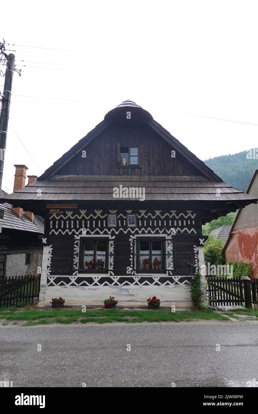 Belles maisons en bois peintes dans le village slovaque historique de Cicloy, en Slovaquie, en Europe centrale Banque D'Images