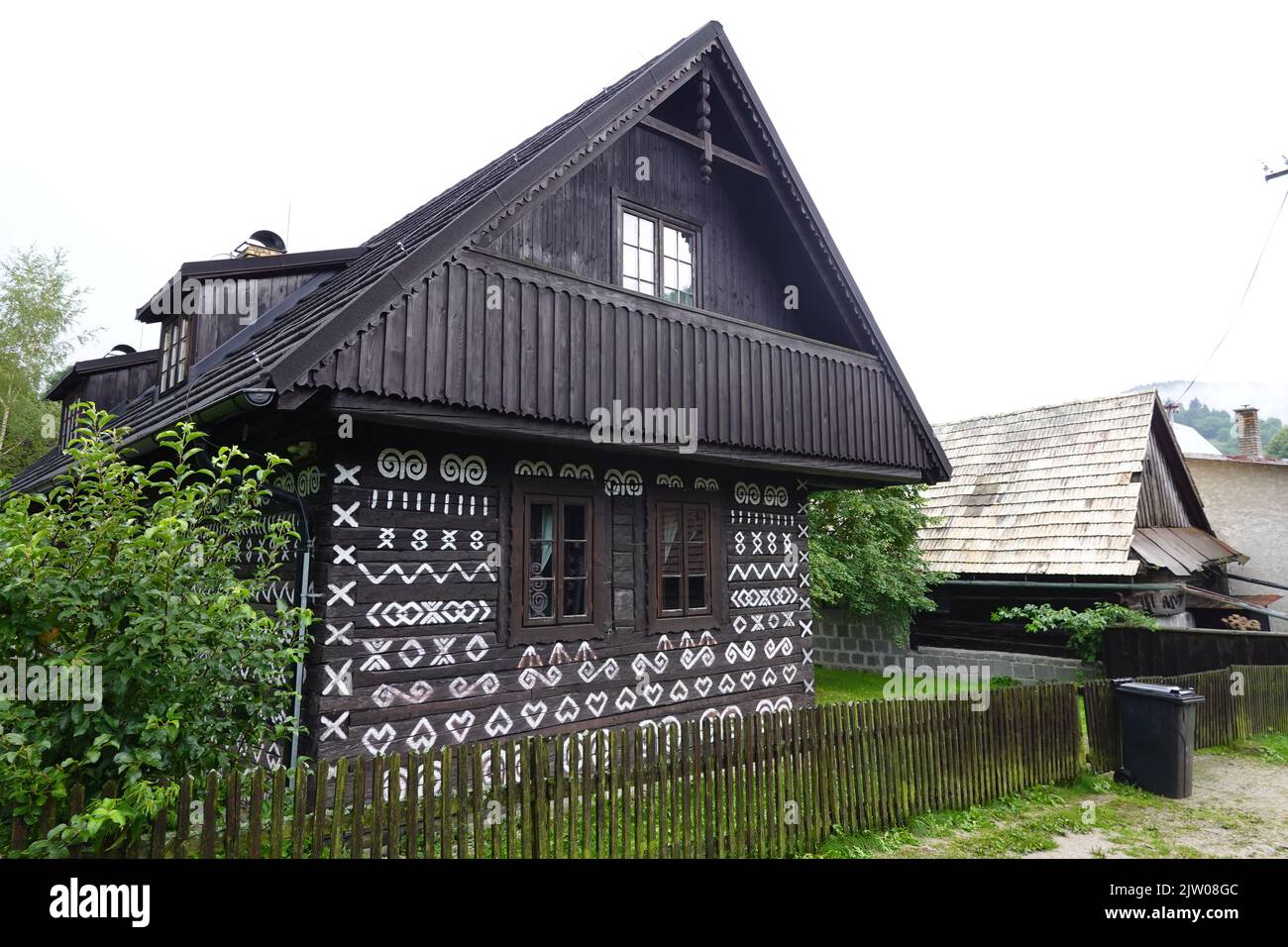 Belles maisons en bois peintes dans le village slovaque historique de Cicloy, en Slovaquie, en Europe centrale Banque D'Images