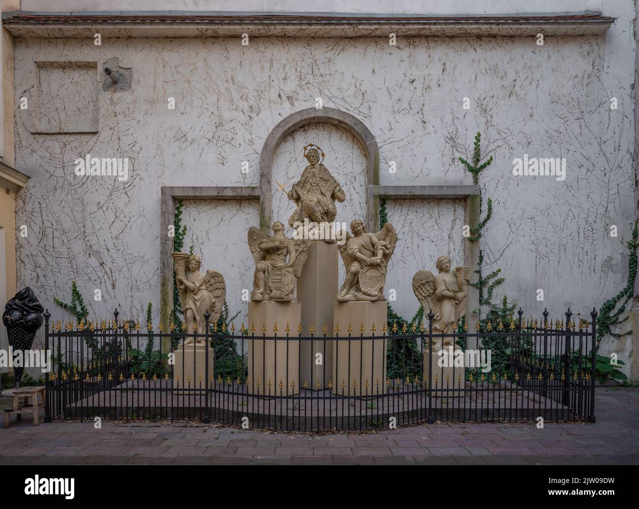 Statues de Saint Jean de Népomuk et d'anges au Palais de Primate - Bratislava, Slovaquie Banque D'Images