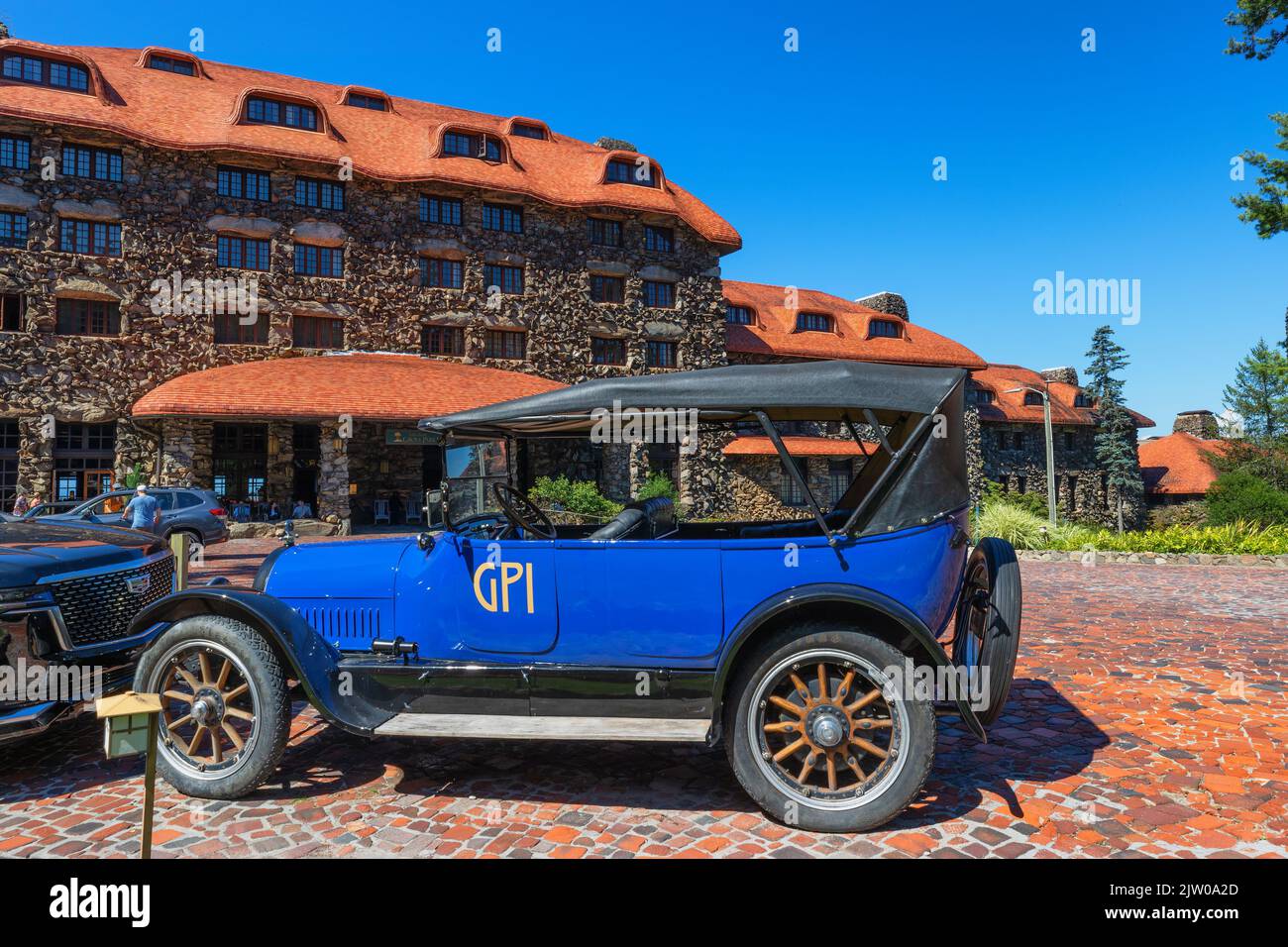 Ashville, Caroline du Nord, États-Unis - 27 août 2022 : une vieille voiture de tourisme antique se trouve en face de l'Omni Grove Park Inn. Banque D'Images