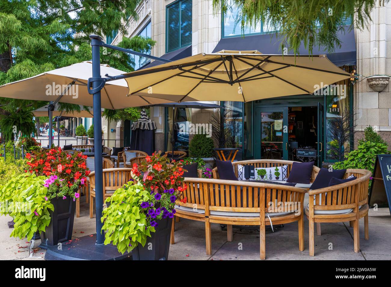 Ashville, Caroline du Nord, États-Unis - 27 août 2022: Le quartier du centre-ville offre une variété de restaurants et de magasins. Banque D'Images