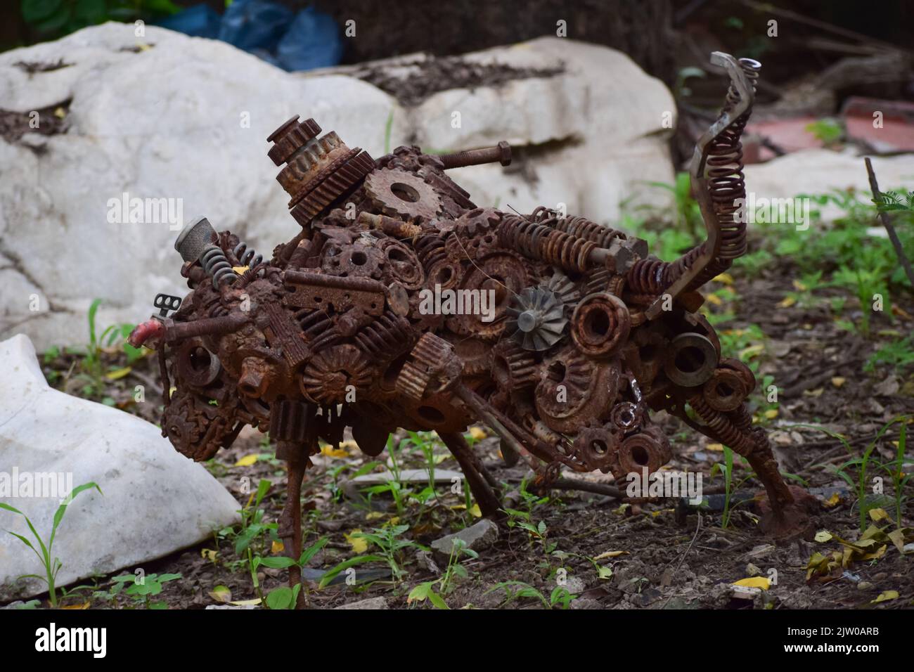 Un sculpteur de taureau fabriqué à partir de pièces de machine. Banque D'Images