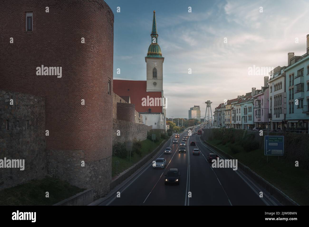Cathédrale Saint-Martin, vieux murs médiévaux, pont SNP et tour des OVNIS - Bratislava, Slovaquie - Bratislava, Slovaquie Banque D'Images