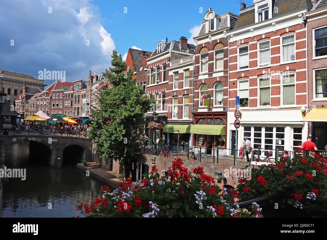 Centre-ville d'Amsterdam, maisons anciennes traditionnelles et canaux. Pays-Bas, Europe. Banque D'Images