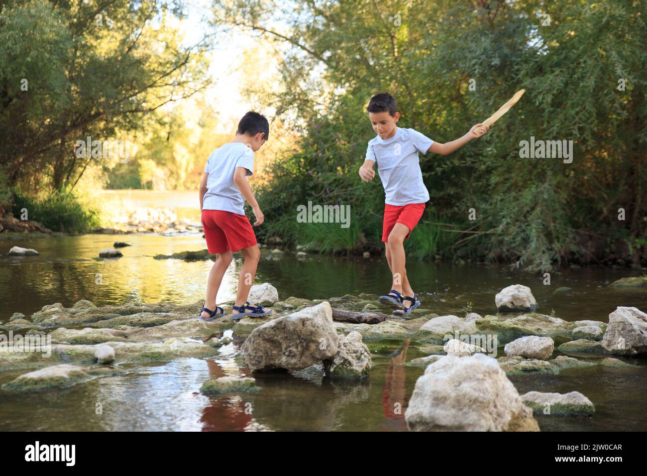 deux enfants jouent dans la rivière. Aventures et amusement pour les enfants dans la nature Banque D'Images