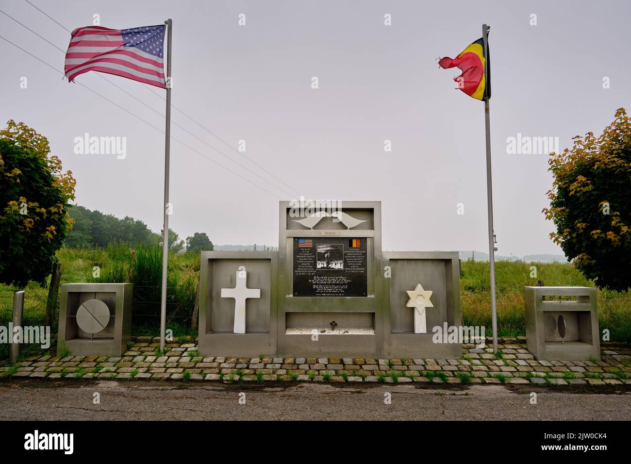 Foy, Luxembourg, Belgique - 17 JUILLET 2021 : mémoire de l'ancien cimetière américain entre le drapeau belge et américain Banque D'Images