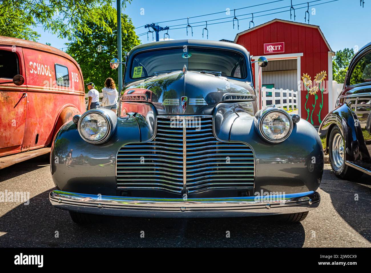 Falcon Heights, MN - 17 juin 2022 : vue de face basse d'une berline spéciale de luxe 1940 de Chevrolet lors d'un salon automobile local. Banque D'Images
