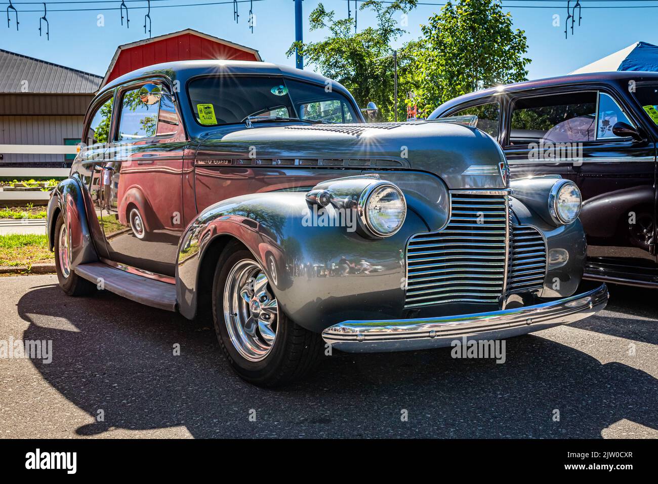 Falcon Heights, MN - 17 juin 2022 : vue d'angle avant à faible perspective d'une berline spéciale de luxe 1940 de Chevrolet lors d'un salon de voiture local. Banque D'Images