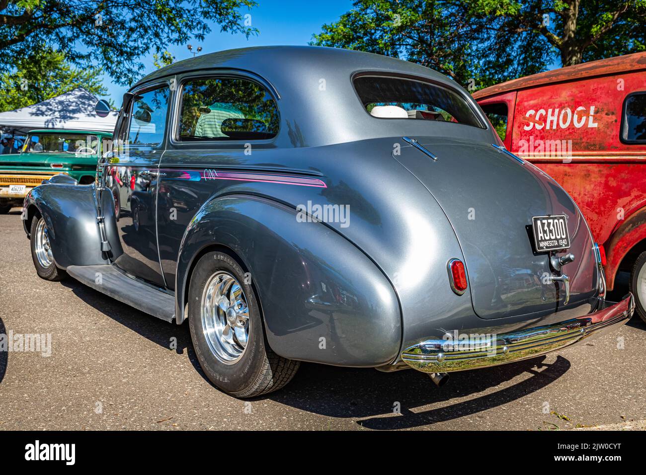 Falcon Heights, MN - 17 juin 2022 : vue d'angle arrière en perspective basse d'une berline spéciale de luxe 1940 de Chevrolet lors d'un salon de voiture local. Banque D'Images