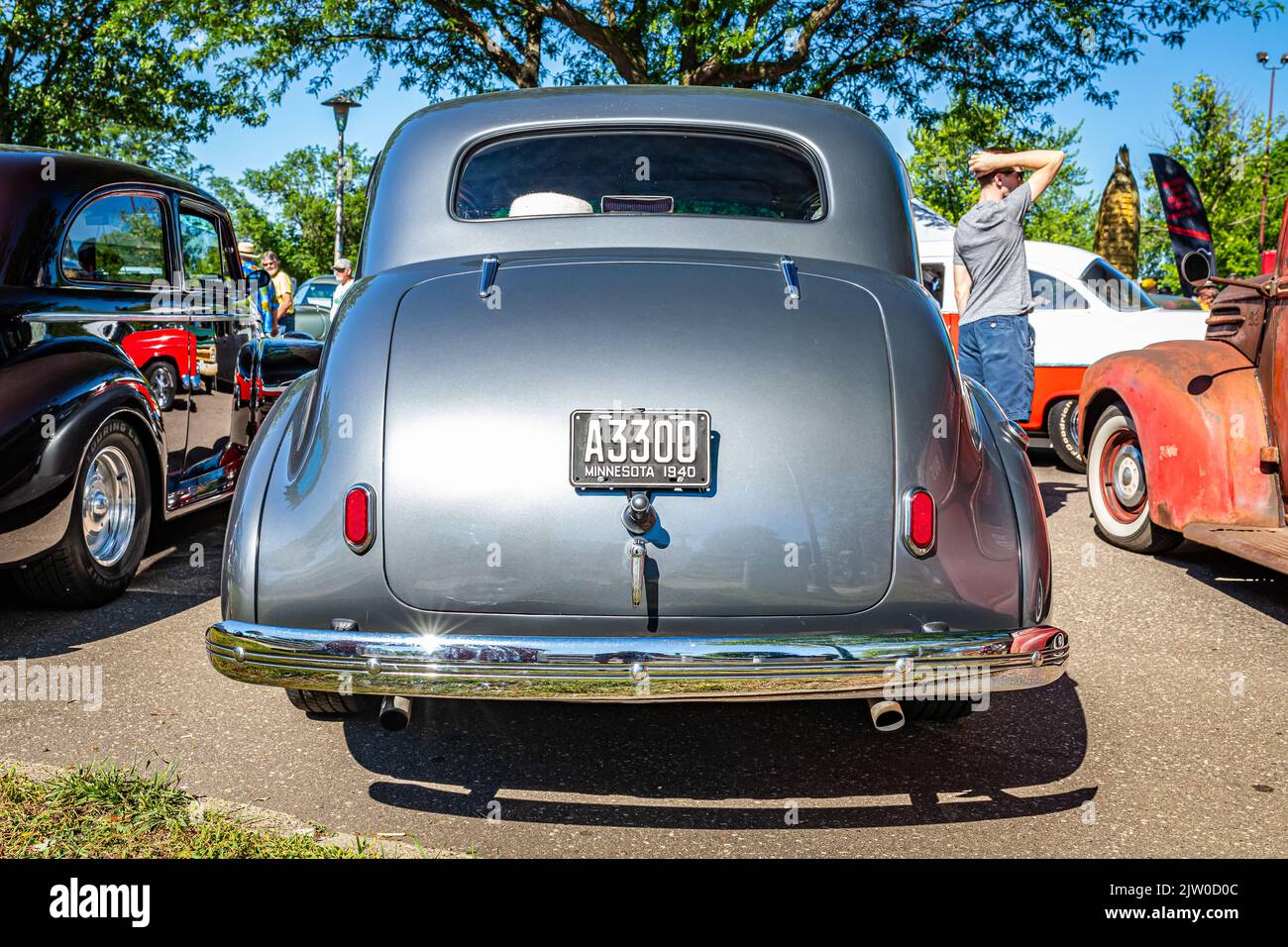 Falcon Heights, MN - 17 juin 2022 : vue arrière en perspective basse d'une berline spéciale de luxe 1940 de Chevrolet lors d'un salon automobile local. Banque D'Images