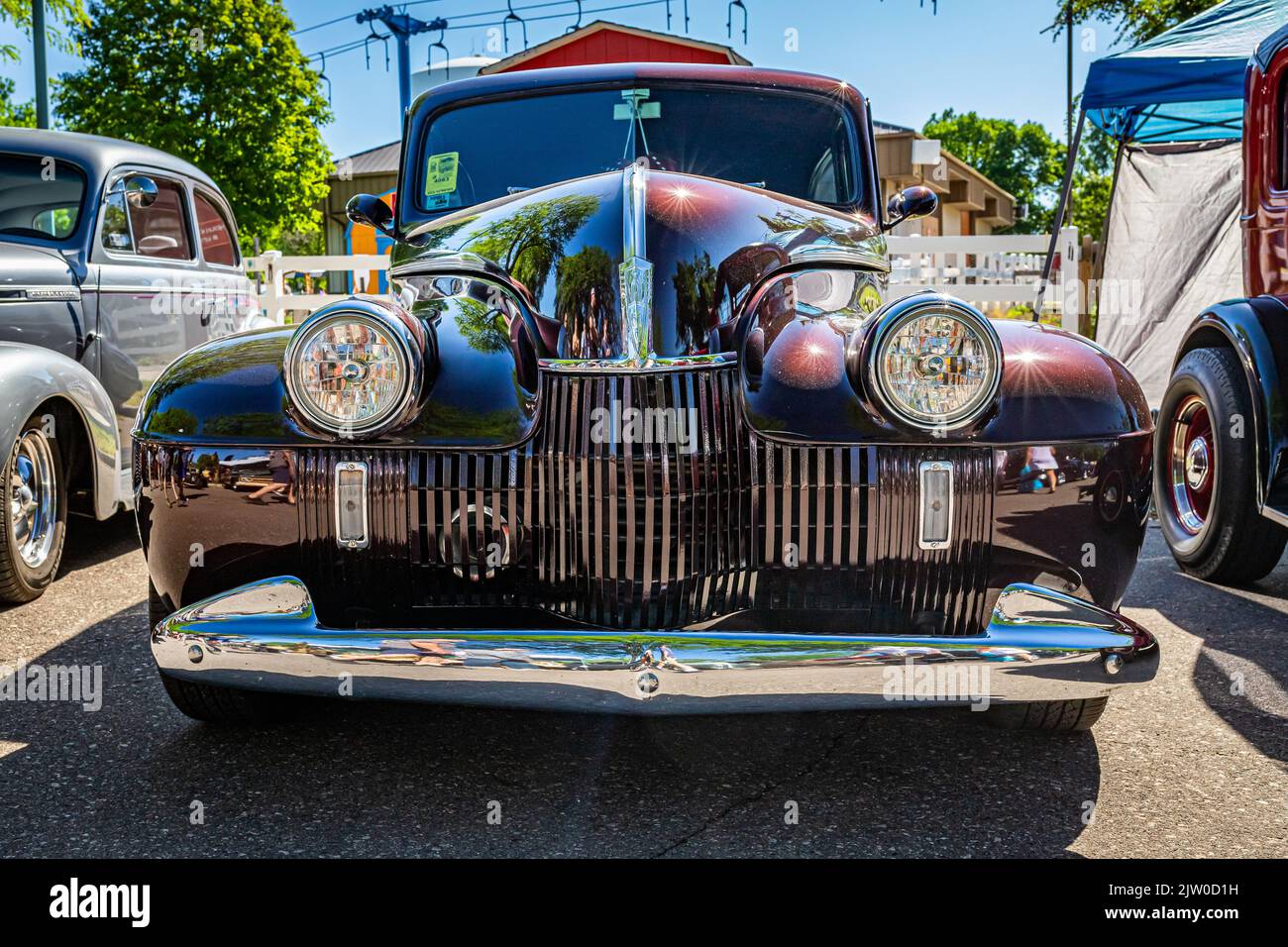 Falcon Heights, MN - 17 juin 2022 : vue de face basse d'une berline 70 2 portes de la série 1940 d'Oldsmobile lors d'un salon automobile local. Banque D'Images