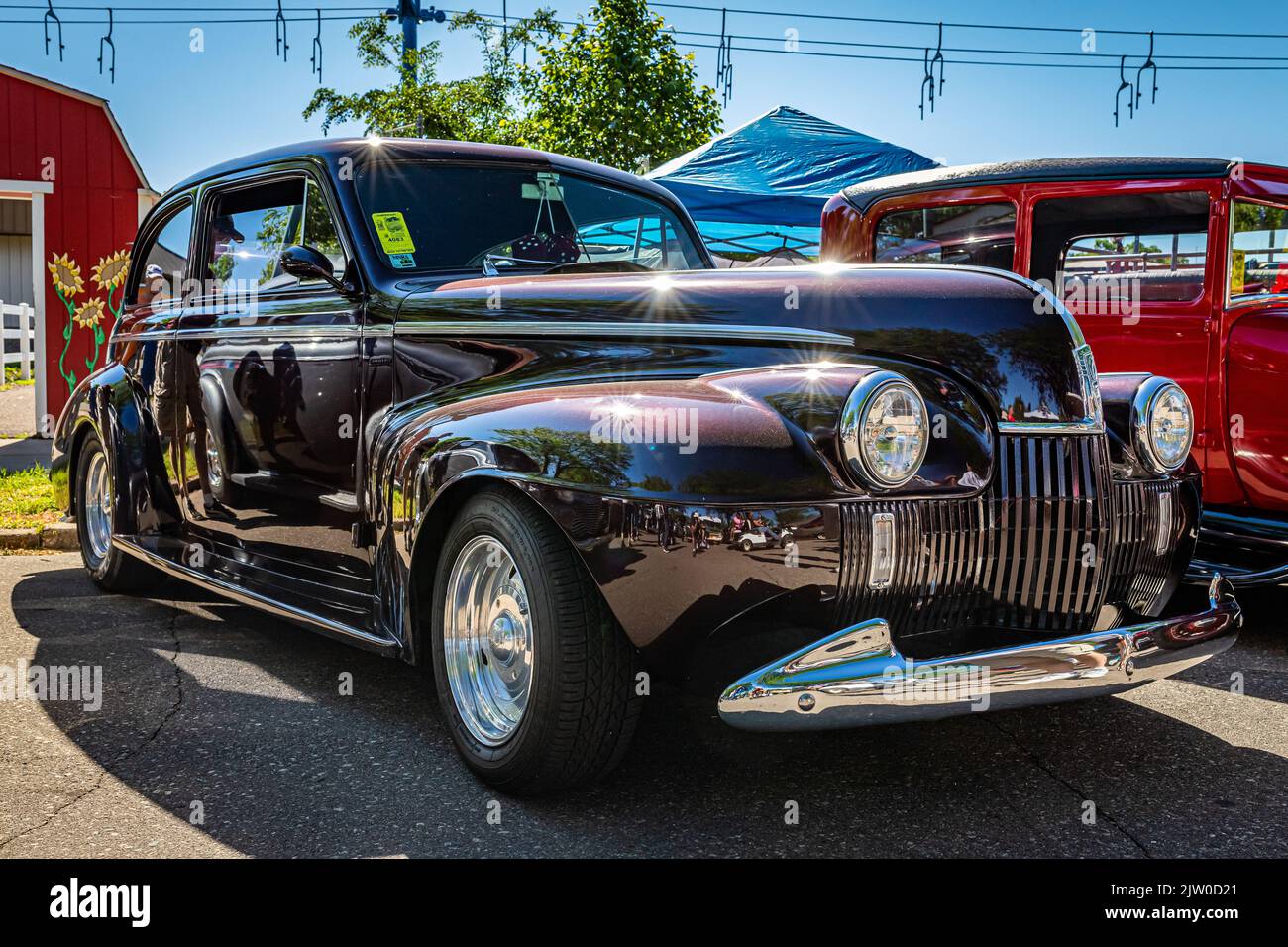 Falcon Heights, MN - 17 juin 2022 : vue d'angle avant à faible perspective d'une berline 70 2 portes de la série 1940 d'Oldsmobile lors d'un salon automobile local. Banque D'Images