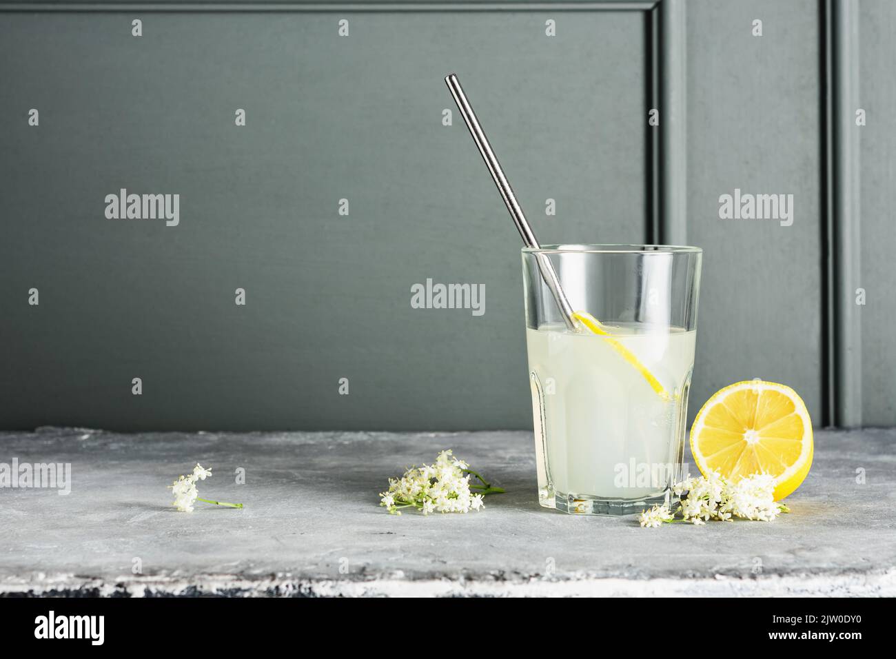 Verre de limonade biologique ancienne maison avec une tranche de citron. Banque D'Images