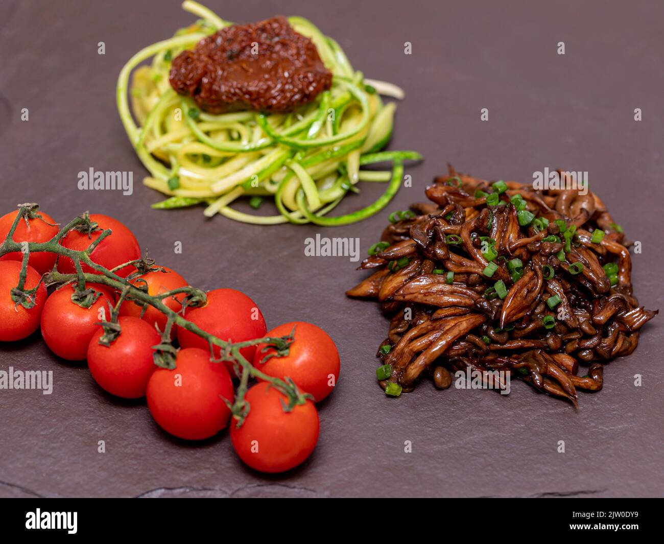 Spaghetti de courgettes avec tomates déshydratées et séchées Banque D'Images