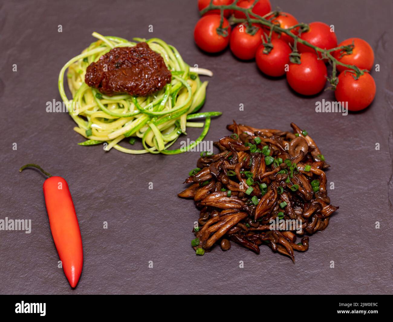 Spaghetti de courgettes avec tomates déshydratées et séchées Banque D'Images