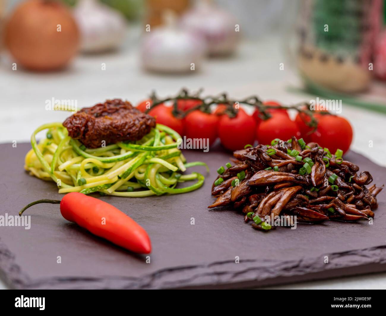 Spaghetti de courgettes avec tomates déshydratées et séchées Banque D'Images