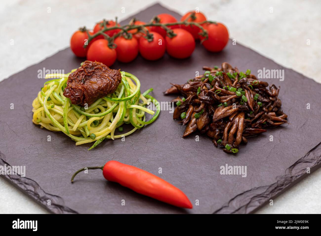 Spaghetti de courgettes avec tomates déshydratées et séchées Banque D'Images