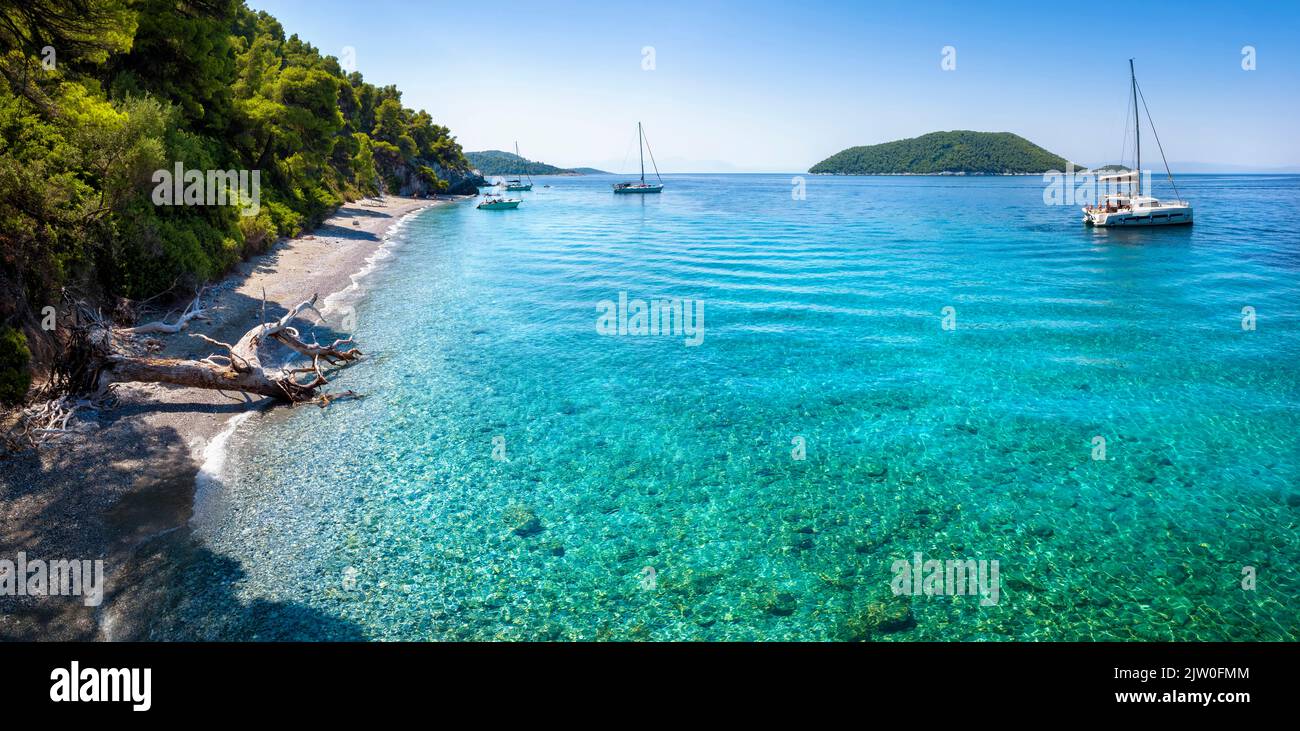 Vue panoramique sur la magnifique plage de Ftelia sur l'île de Skopelos Banque D'Images
