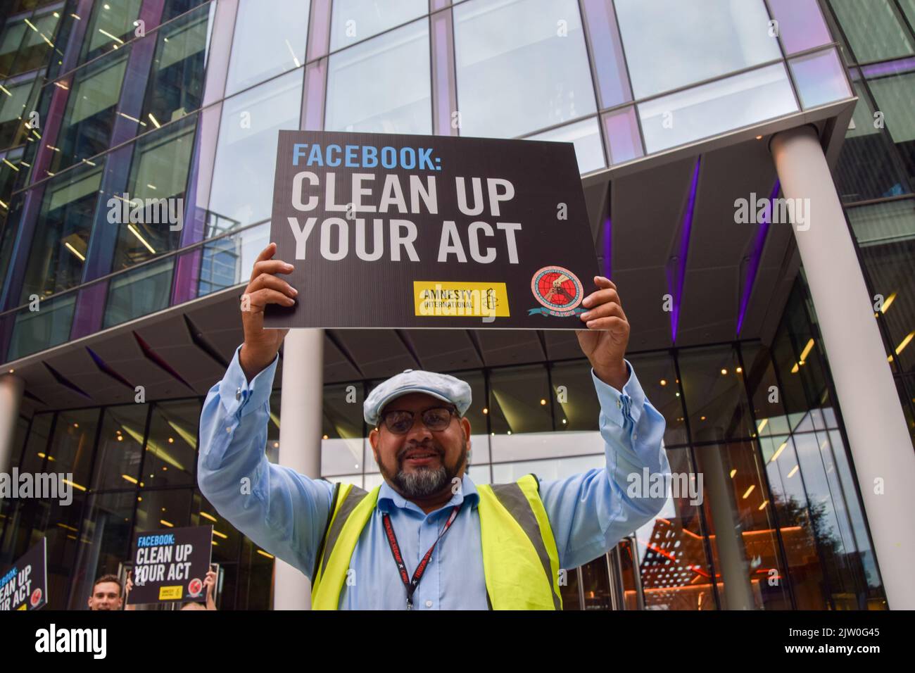 Londres, Angleterre, Royaume-Uni. 2nd septembre 2022. Un manifestant détient un écriteau « Facebook Nettoyez votre acte ». Des manifestants, y compris des membres d'Amnesty UK, se sont rassemblés devant les bureaux de Meta (anciennement Facebook) à Londres en solidarité avec Guillermo Camacho, un leader syndical et plus propre qui a été congédié par l'un des entrepreneurs de Meta en 2021 après avoir organisé une protestation contre la société au sujet des conditions de travail. Amnesty a accusé Meta de violer les droits des travailleurs. (Credit image: © Vuk Valcic/ZUMA Press Wire) Credit: ZUMA Press, Inc./Alamy Live News Banque D'Images