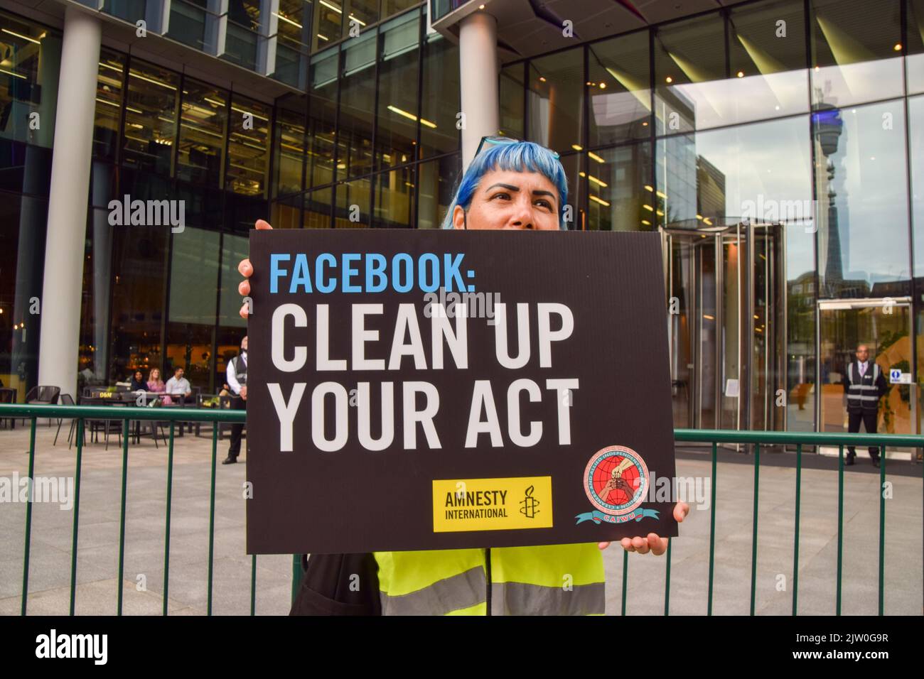 Londres, Angleterre, Royaume-Uni. 2nd septembre 2022. Un manifestant détient un écriteau « Facebook Nettoyez votre acte ». Des manifestants, y compris des membres d'Amnesty UK, se sont rassemblés devant les bureaux de Meta (anciennement Facebook) à Londres en solidarité avec Guillermo Camacho, un leader syndical et plus propre qui a été congédié par l'un des entrepreneurs de Meta en 2021 après avoir organisé une protestation contre la société au sujet des conditions de travail. Amnesty a accusé Meta de violer les droits des travailleurs. (Credit image: © Vuk Valcic/ZUMA Press Wire) Credit: ZUMA Press, Inc./Alamy Live News Banque D'Images