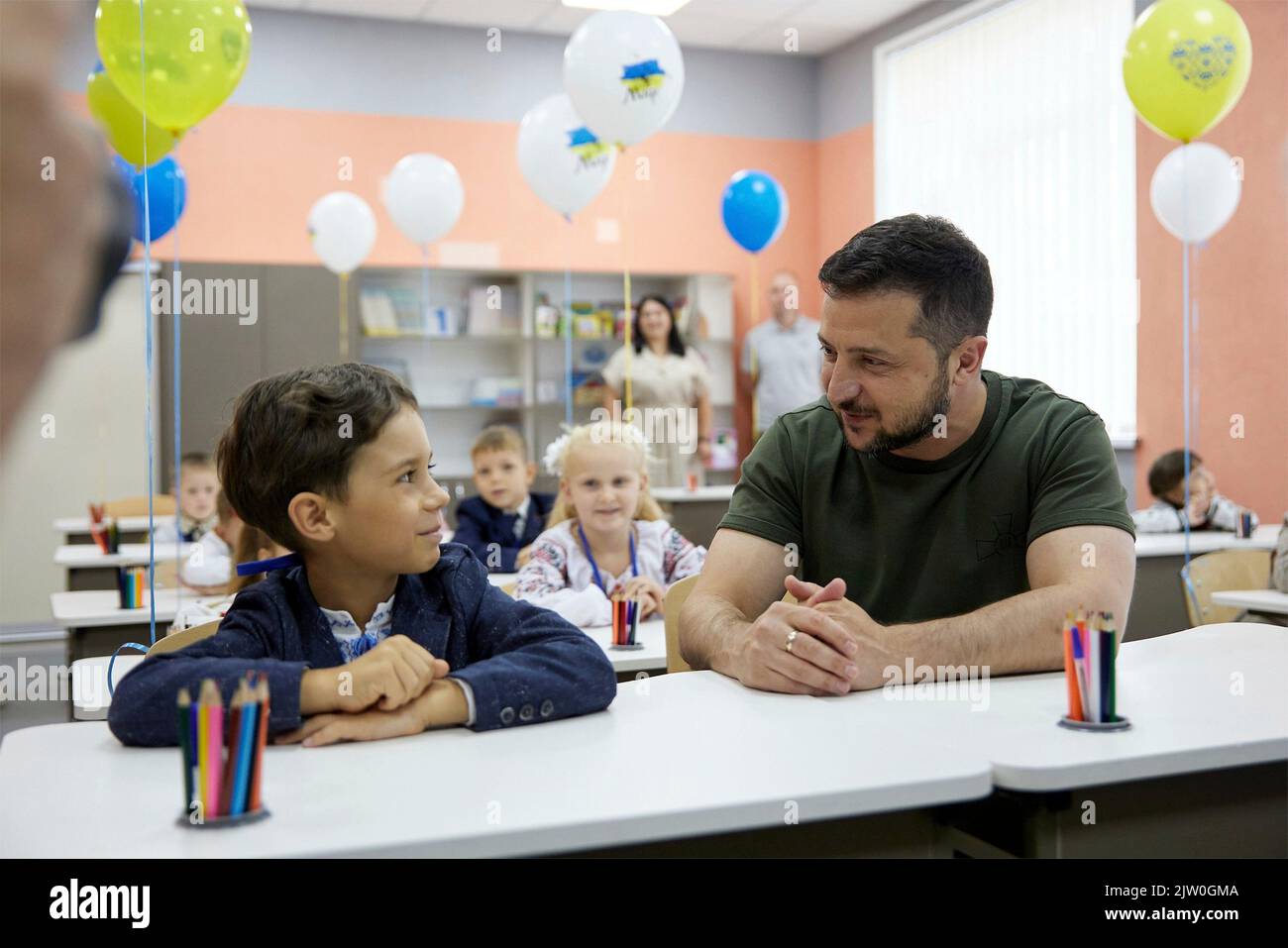 Irpin, Ukraine. 01st septembre 2022. Le président ukrainien Volodymyr Zelenskyy discute avec de jeunes élèves le premier jour des cours à l'école élémentaire A. S. Makarenko, 1 septembre 2022, à Irpin, en Ukraine. L'école a été reconstruite avec l'aide de l'UNICEF après avoir été détruite lors d'attaques russes en mars dernier. Credit: Sarsenov Daniiar/Présidence ukrainienne/Alamy Live News Banque D'Images
