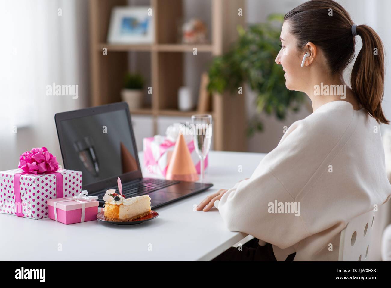 femme avec ordinateur portable ayant une fête d'anniversaire virtuelle Banque D'Images