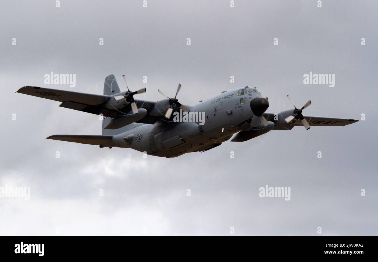 Lockheed Martin C-130 Hercules de l'escadre aérienne de 910th atterrissage le R10 8th août 2022, RAF Mildenhall au Royaume-Uni Banque D'Images