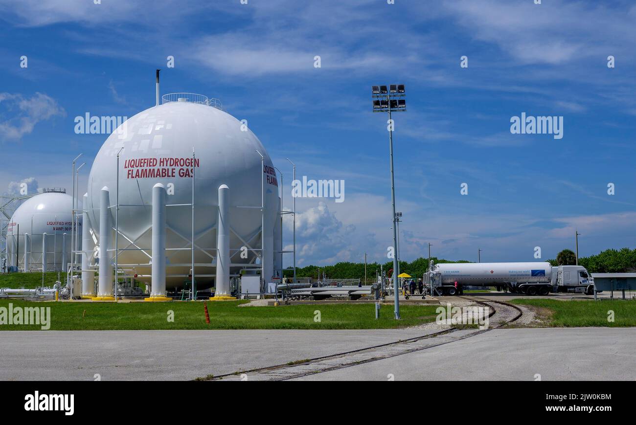 Kennedy Space Center, États-Unis. 31 août 2022. Les camions-citernes fournissent de l'hydrogène liquide pour reconstituer les grandes sphères utilisées pour stocker les propulseurs cryogéniques de la fusée du système de lancement spatial de la NASA avec l'engin spatial Orion sur le complexe de lancement 39B au Centre spatial Kennedy, à 31 août 2022, à Cape Canaveral, en Floride. Le compte à rebours pour l'essai en vol non crevé a été reprogrammé pour 3 septembre suite à un problème du circuit d'alimentation en carburant qui a entraîné un délai prolongé. Credit: Bill Ingalls/NASA/Alamy Live News Banque D'Images