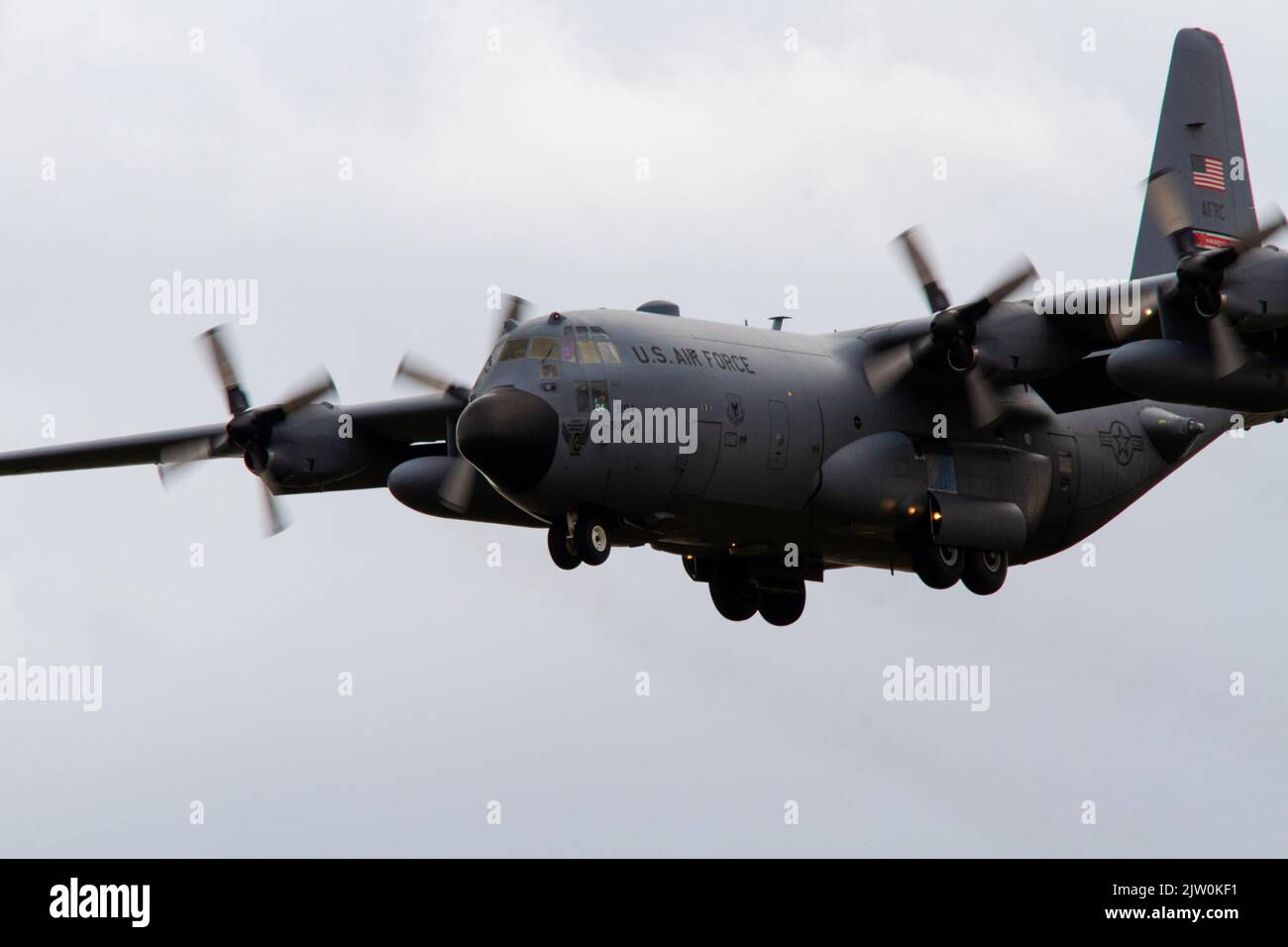 Lockheed Martin C-130 Hercules de l'escadre aérienne de 910th atterrissage le R10 8th août 2022, RAF Mildenhall au Royaume-Uni Banque D'Images