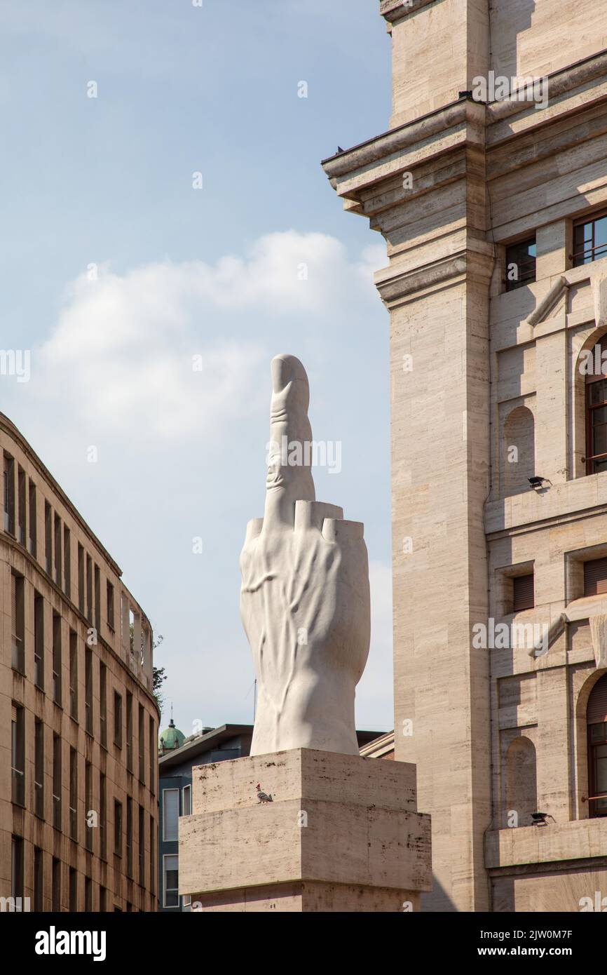L.O.V.E. Sculpture de Maurizio Cattelan devant la bourse de Milan, Milan, Italie Banque D'Images