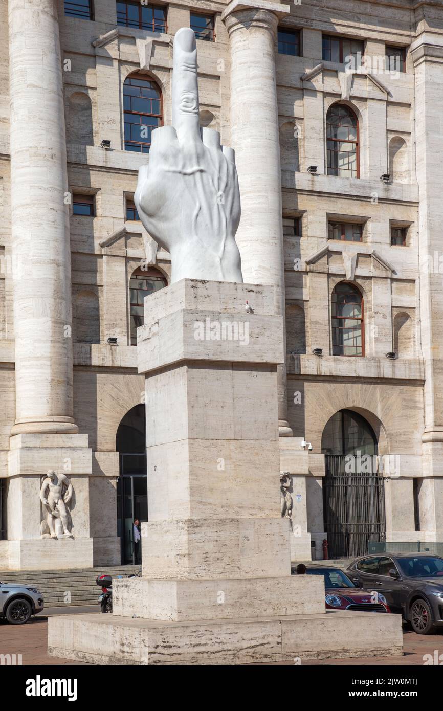 L.O.V.E. Sculpture de Maurizio Cattelan devant la bourse de Milan, Milan, Italie Banque D'Images