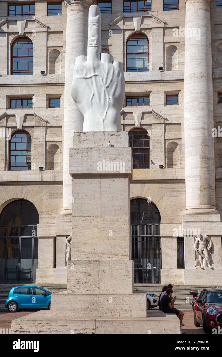 L.O.V.E. Sculpture de Maurizio Cattelan devant la bourse de Milan, Milan, Italie Banque D'Images