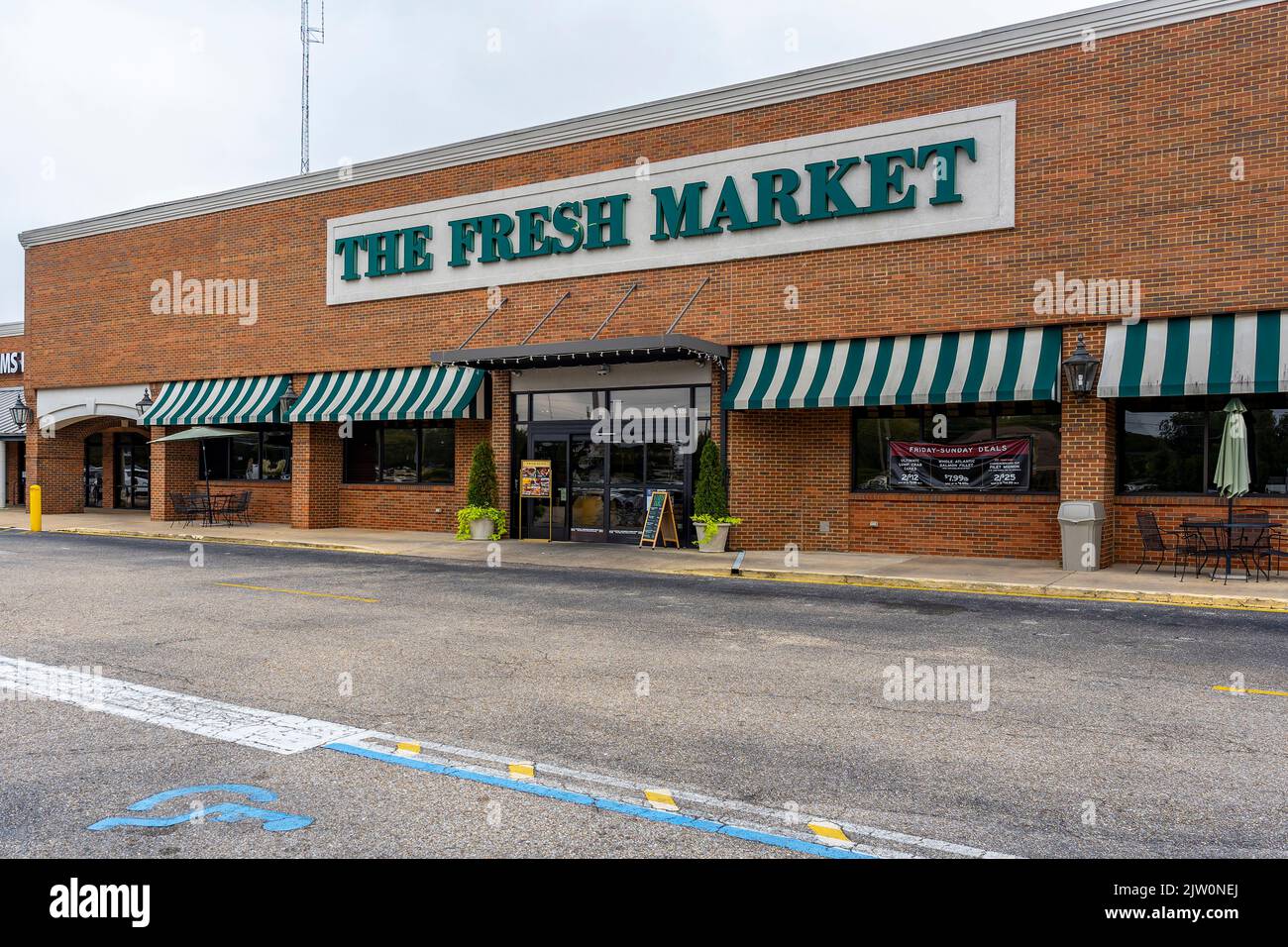 Marché du frais épicerie avec entrée extérieure avant de signer et de signalisation à Montgomery, en Alabama, USA. Banque D'Images