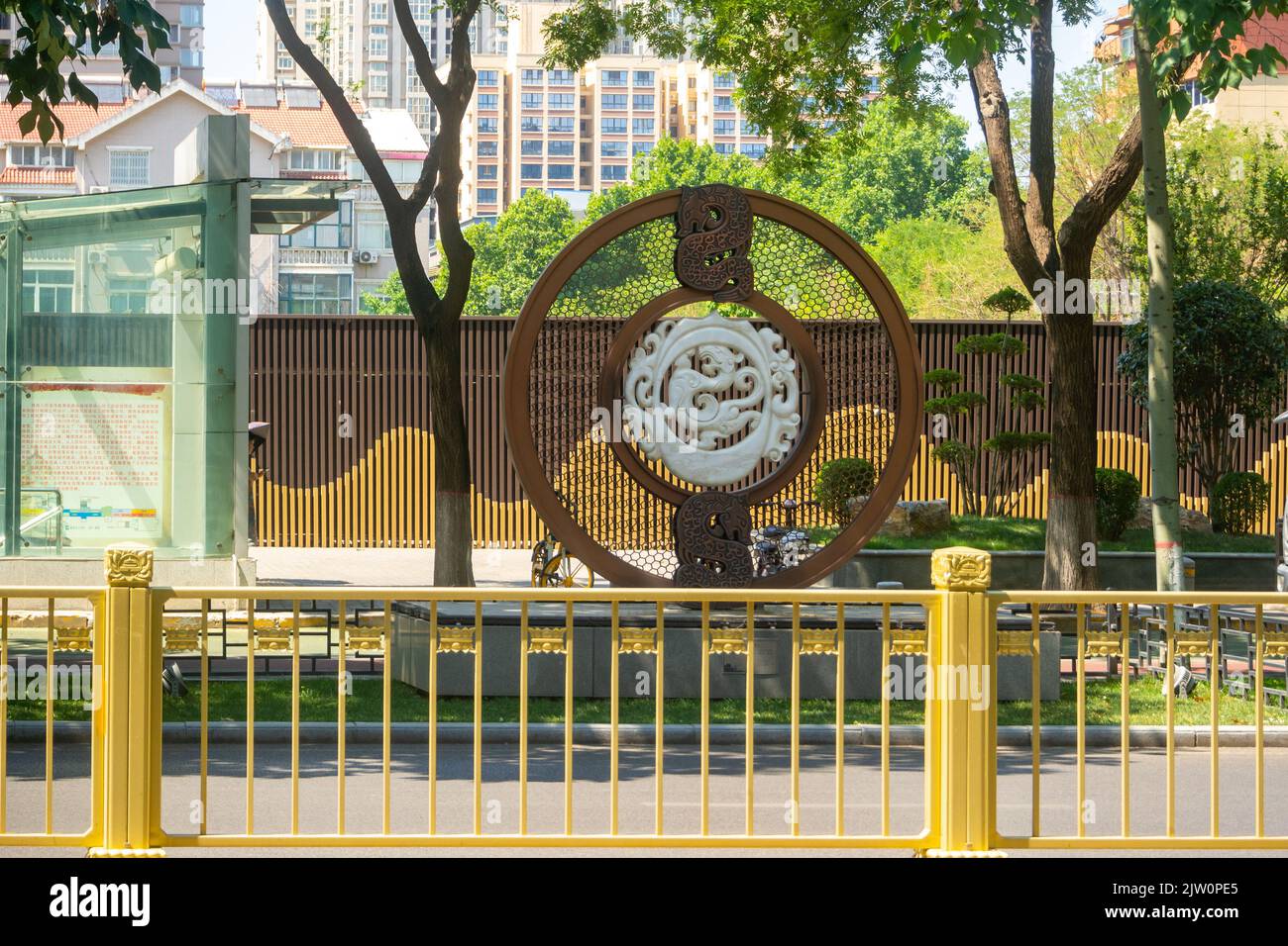 Une sculpture traditionnelle chinoise décorant une avenue médiane dans le quartier du centre-ville. Il y a une image d'un dragon au centre. Banque D'Images
