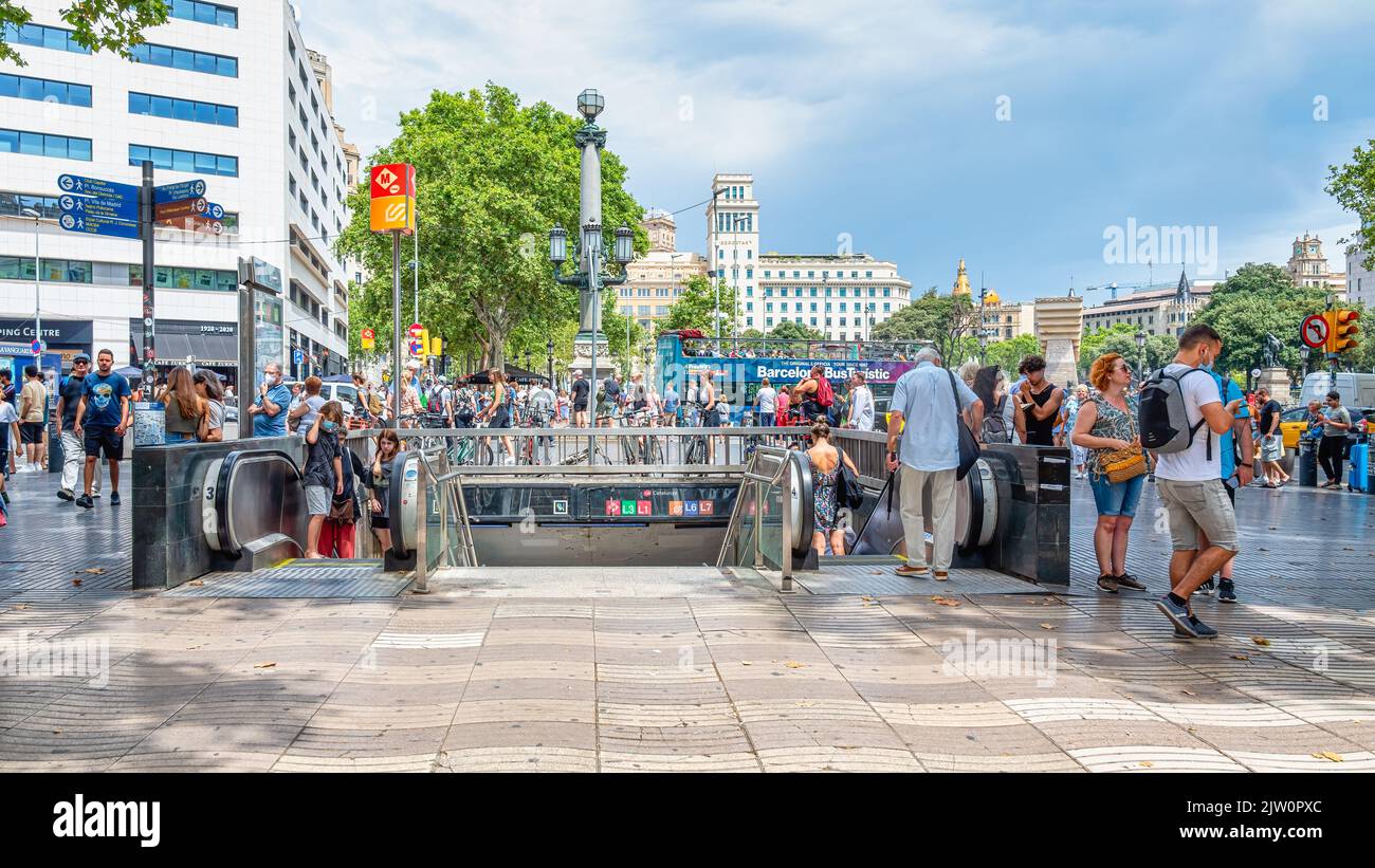 Foule de personnes à l'entrée d'une station de métro sur la Plaza de Catalogne ou la Plaça de Catalunya Banque D'Images