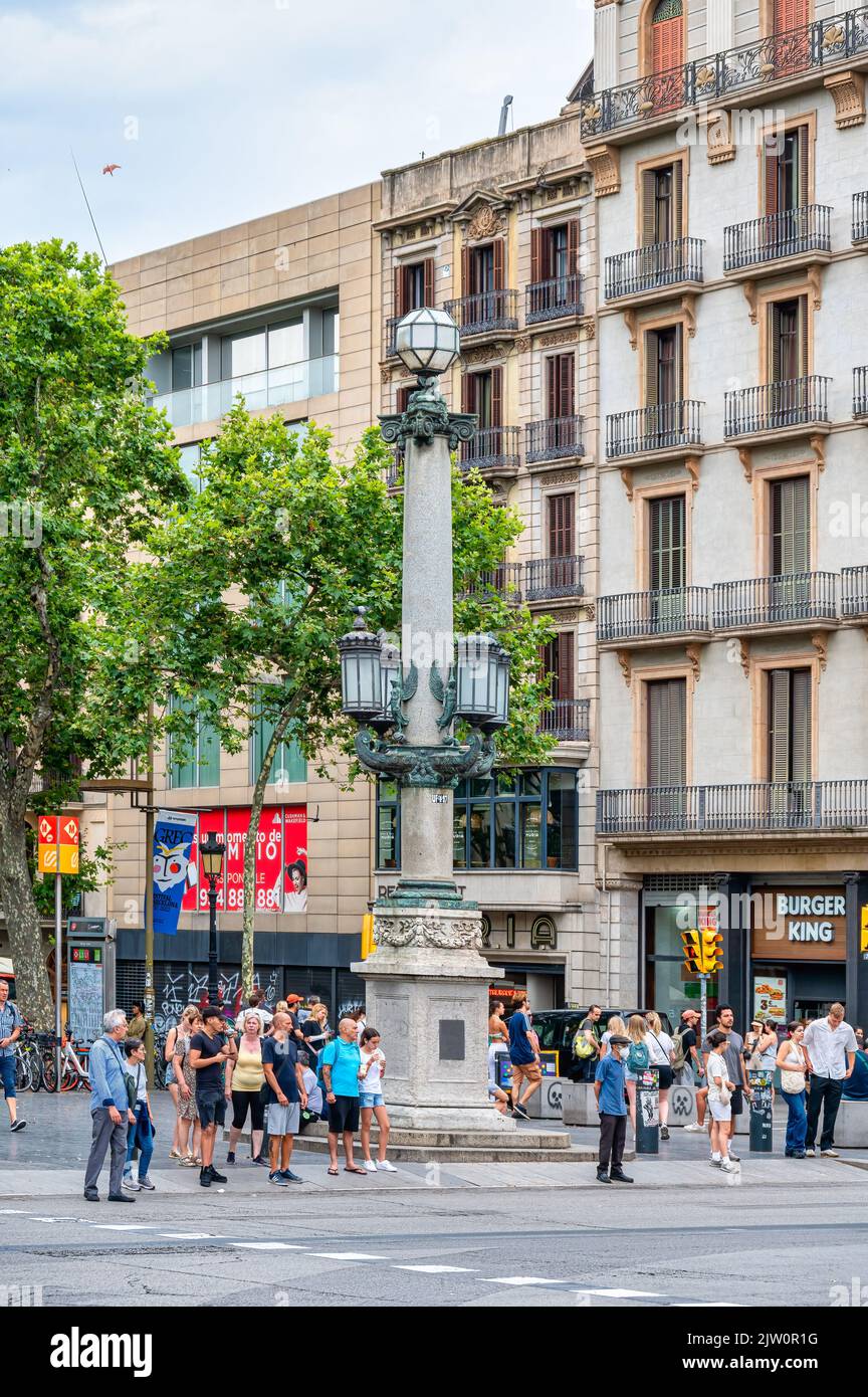 Les gens et les touristes dans un coin de la Rambla qui est une rue piétonne dans le quartier du centre-ville. Las Ramblas est une célèbre attraction touristique. Banque D'Images