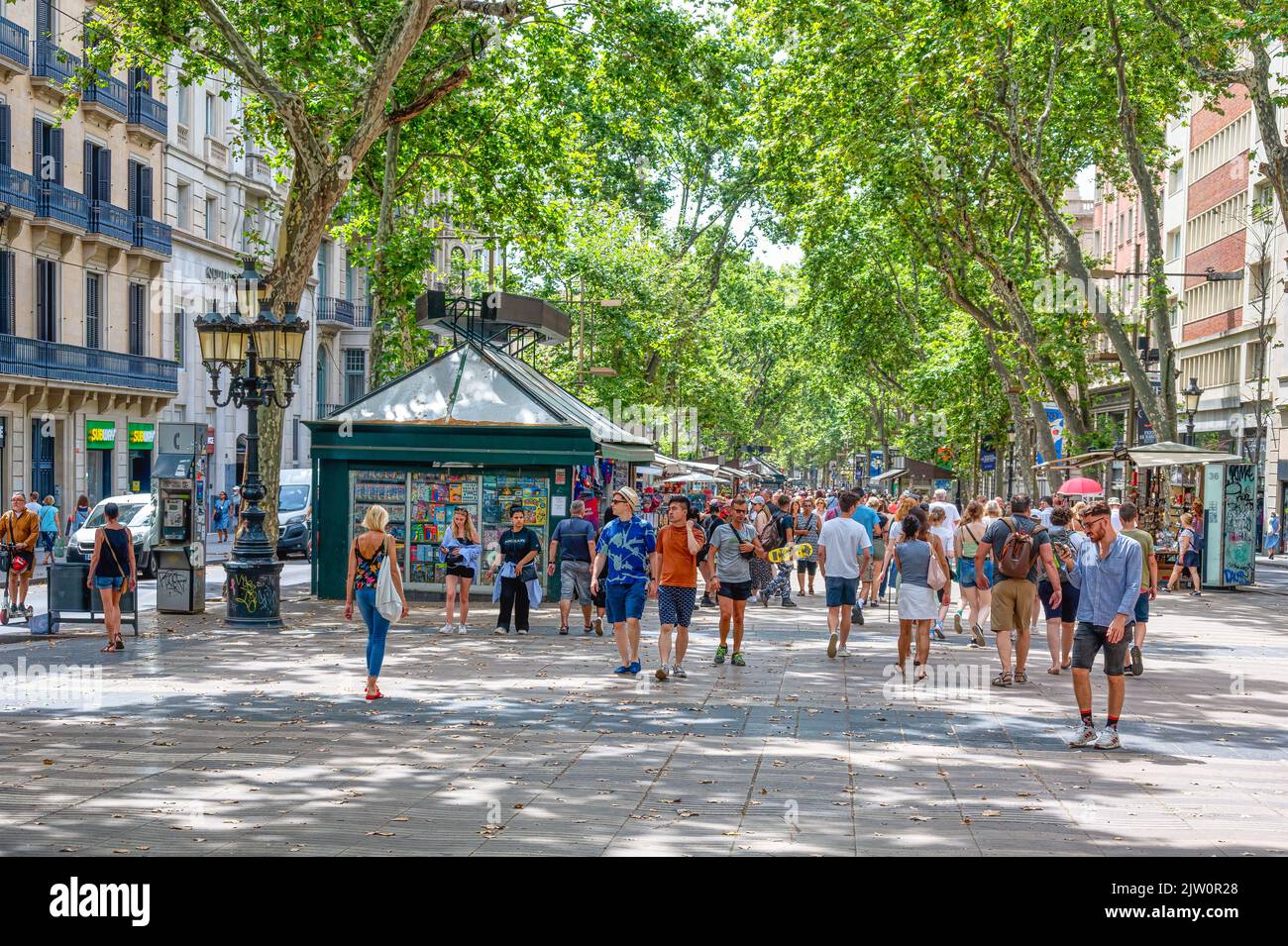 Les gens et les touristes dans un coin de la Rambla qui est une rue piétonne dans le quartier du centre-ville. Las Ramblas est une célèbre attraction touristique. Banque D'Images