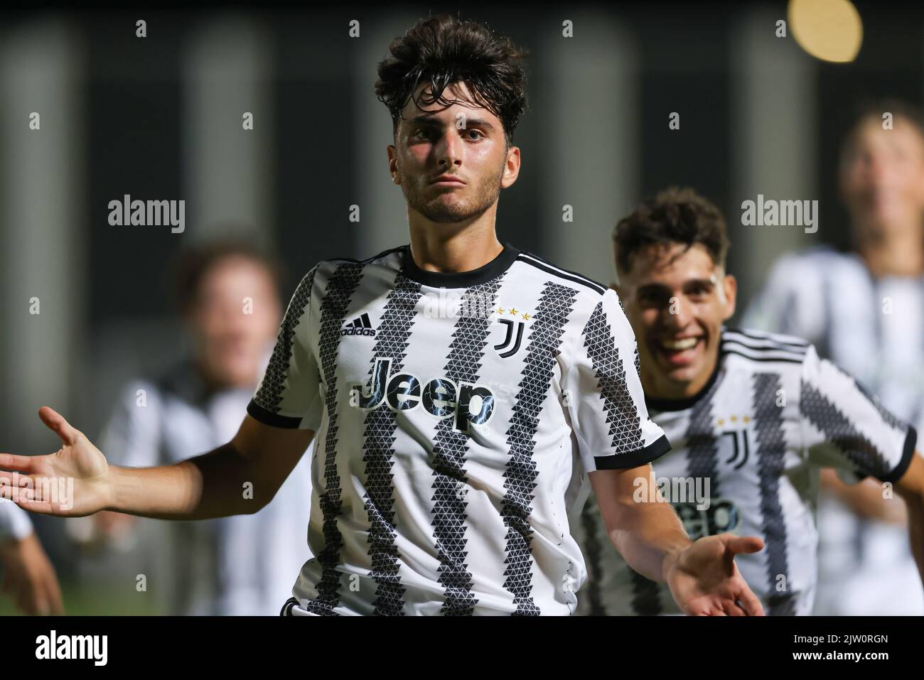 Turin, Italie, 2nd septembre 2022. Andrea Valdesi, de Juventus, célèbre avec ses coéquipiers après avoir obtenu un score pour donner à la partie 3-2 de tête lors du match Primavera 1 au centre d'entraînement de Juventus, à Turin. Crédit photo à lire: Jonathan Moscrop / Sportimage crédit: Sportimage / Alay Live News Banque D'Images