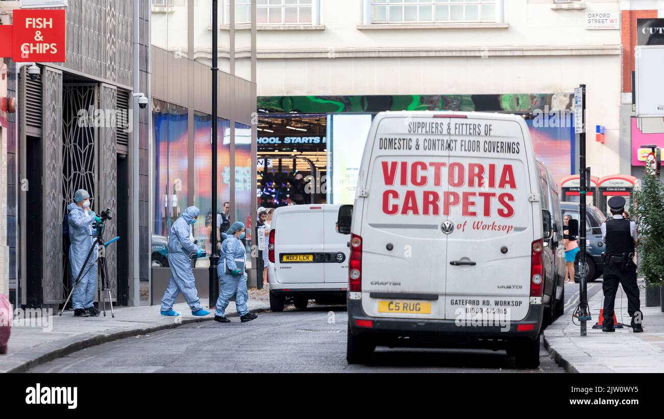 Un coup de poignardé aurait eu lieu dans le restaurant coréen Arirang, sur la rue Poland, sur le côté d'Oxford Street. La police et les forces de l'ordre arrivent au Banque D'Images