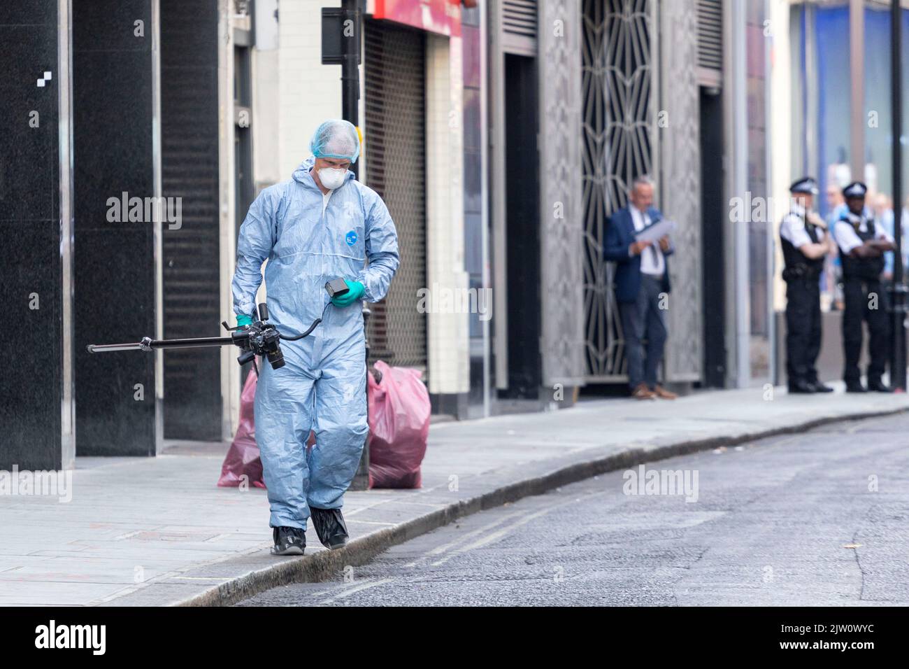 Un coup de poignardé aurait eu lieu dans le restaurant coréen Arirang, sur la rue Poland, sur le côté d'Oxford Street. La police et les forces de l'ordre arrivent au Banque D'Images