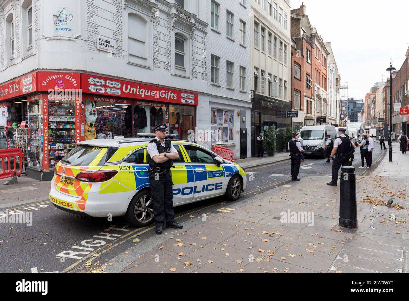 Un coup de poignardé aurait eu lieu dans le restaurant coréen Arirang, sur la rue Poland, sur le côté d'Oxford Street. La police et les forces de l'ordre arrivent au Banque D'Images