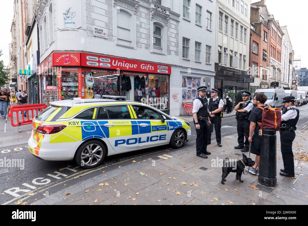 Un coup de poignardé aurait eu lieu dans le restaurant coréen Arirang, sur la rue Poland, sur le côté d'Oxford Street. La police et les forces de l'ordre arrivent au Banque D'Images